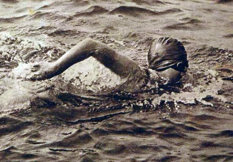 1926: First woman swims the English Channel